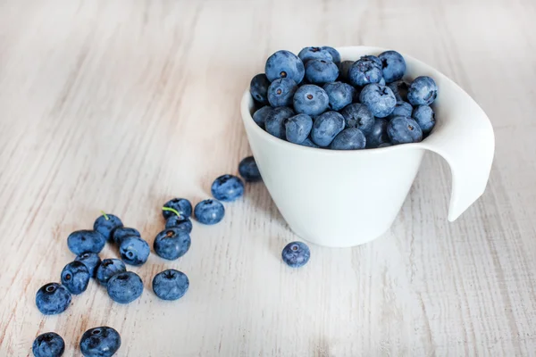 Vit skål cup med färska mogna blåbär — Stockfoto