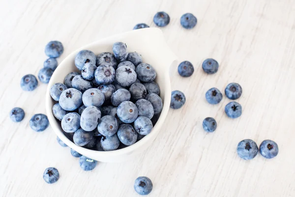 White bowl cup with fresh ripe blueberries — Stock Photo, Image