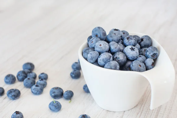 White bowl cup with fresh ripe blueberries — Stock Photo, Image