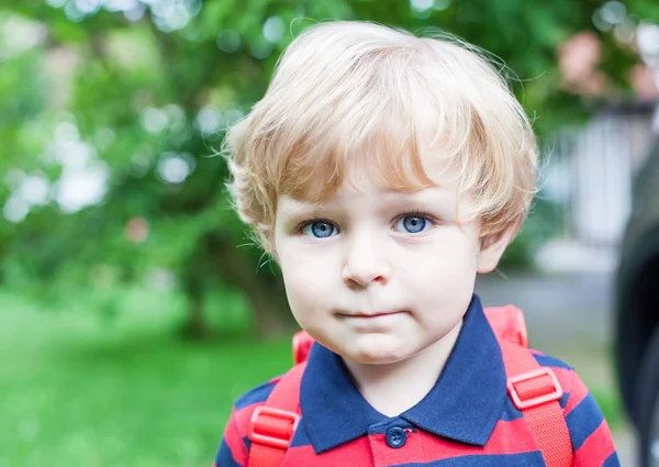 Lilla barn pojke på väg till dagis — Stockfoto