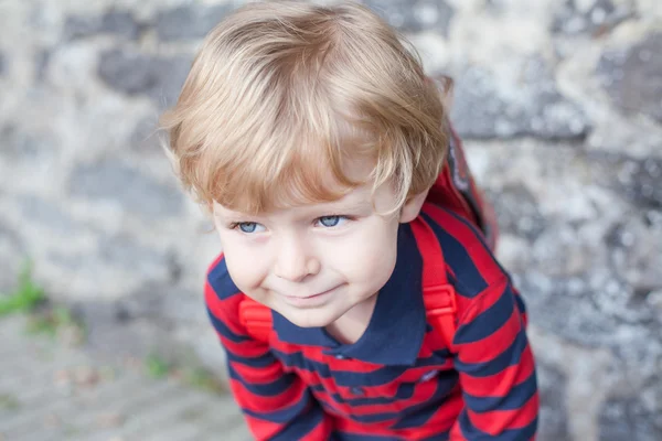 Petit garçon tout-petit sur le chemin de la maternelle — Photo