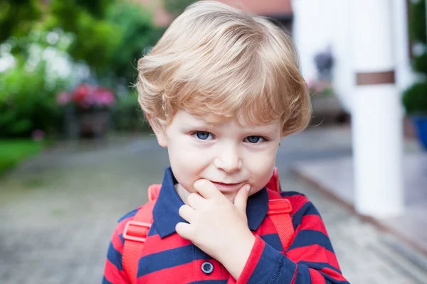 Petit garçon tout-petit sur le chemin de la maternelle — Photo