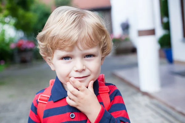 Piccolo bambino ragazzo sulla strada per la scuola materna — Foto Stock