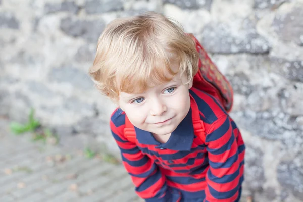 Kleiner Junge auf dem Weg zum Kindergarten — Stockfoto