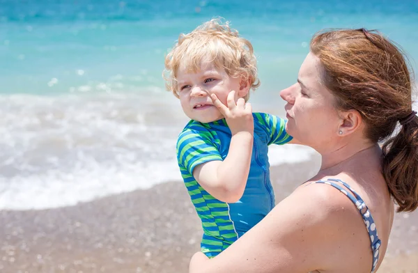 Portrait de mère et son petit fils sur la plage — Photo