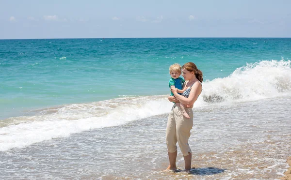 Bonne mère et petit fils bébé s'amusent à la plage vacances — Photo