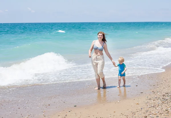 Bonne mère et petit fils bébé s'amusent à la plage vacances — Photo