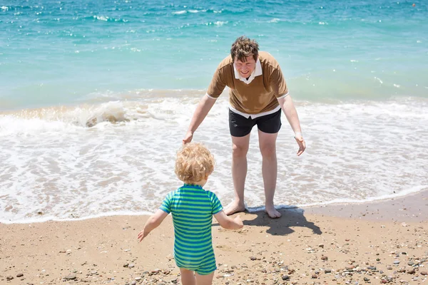 Père heureux et petit fils bébé s'amusent aux vacances à la plage — Photo