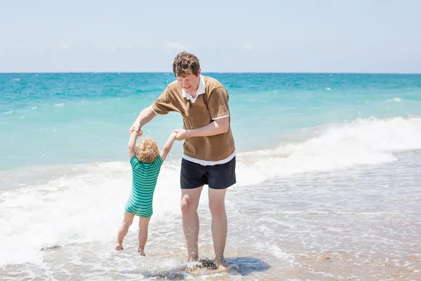 Père heureux et petit fils bébé s'amusent aux vacances à la plage — Photo