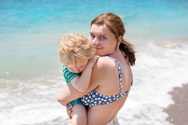 Portrait de mère et son petit fils sur la plage — Photo