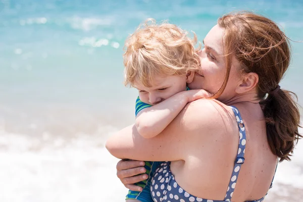 Portrait de mère et son petit fils sur la plage — Photo