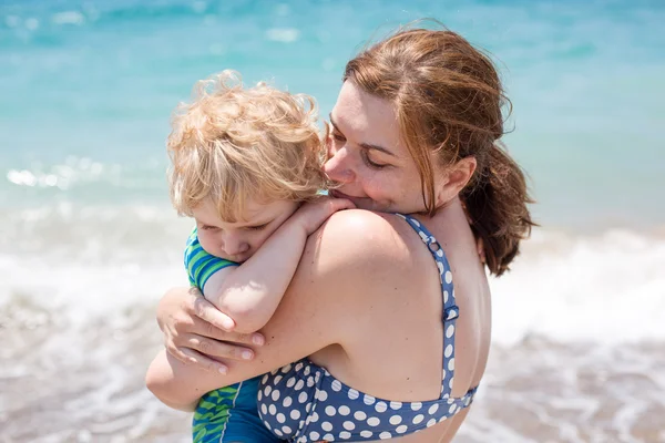 Portrait de mère et son petit fils sur la plage — Photo