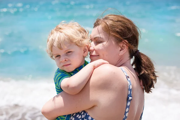 Portrait de mère et son petit fils sur la plage — Photo