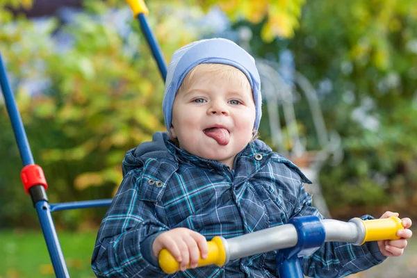 Lilla barn pojke ha kul i höst park — Stockfoto