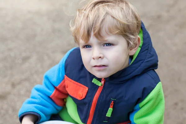 Piccolo bambino ragazzo si diverte nel parco autunnale — Foto Stock