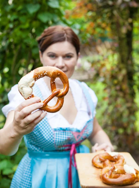 Happy krásná žena v dirndlu šaty hospodářství preclík — Stock fotografie