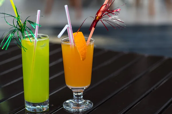 Cocktail colorati con paglia sul tavolo di legno — Foto Stock