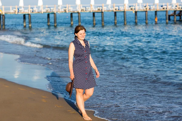 Belle jeune femme marchant sur la plage profitant du soleil — Photo