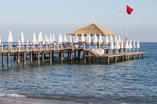 Praia com cais no Resort Mediterrâneo na Turquia — Fotografia de Stock