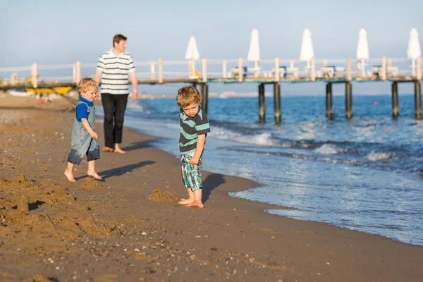 Szczęśliwy ojciec i dwóch synów trochę zabawy na plaży — Zdjęcie stockowe