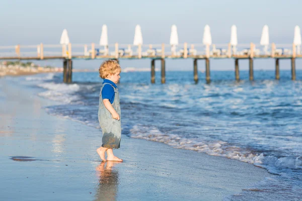 Pequeño niño divirtiéndose en la playa en verano — Foto de Stock