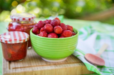 ev yapımı çilek farklı kavanoz ve taze olgunlaşmış strawbe