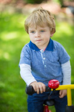 2 yaşında yürümeye başlayan çocuk üzerinde yaptığı ilk bisiklet sürme