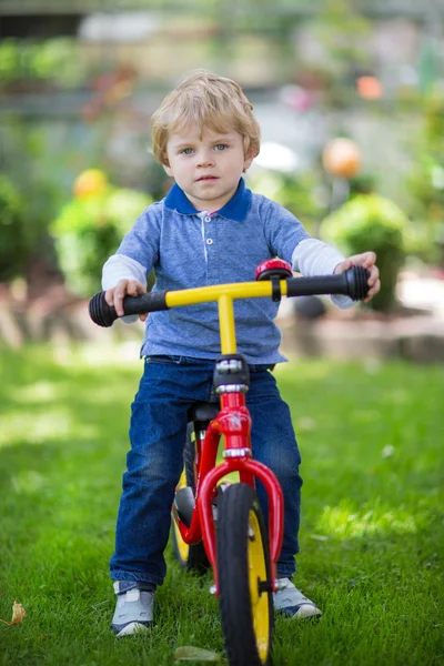 Niño de 2 años montado en su primera bicicleta — Foto de Stock