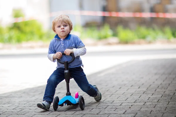 เด็กทารกอายุ 2 ขวบ ขี่จักรยานคันแรกของเขา — ภาพถ่ายสต็อก