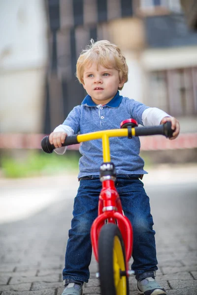 Niño de 2 años montado en su primera bicicleta — Foto de Stock