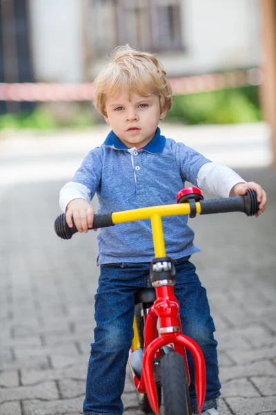 2 jaar oude peuter rijden op zijn eerste fiets — Stockfoto