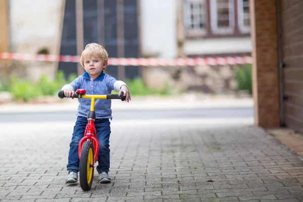 2 år gamla barn rider på sin första cykel — Stockfoto