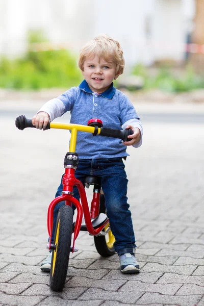 2 anos de idade criança montando em sua primeira bicicleta — Fotografia de Stock