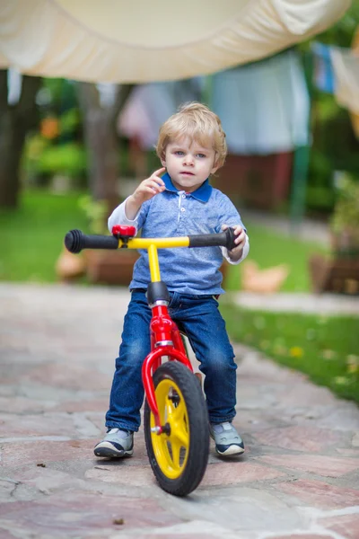 Niño de 2 años montado en su primera bicicleta — Foto de Stock