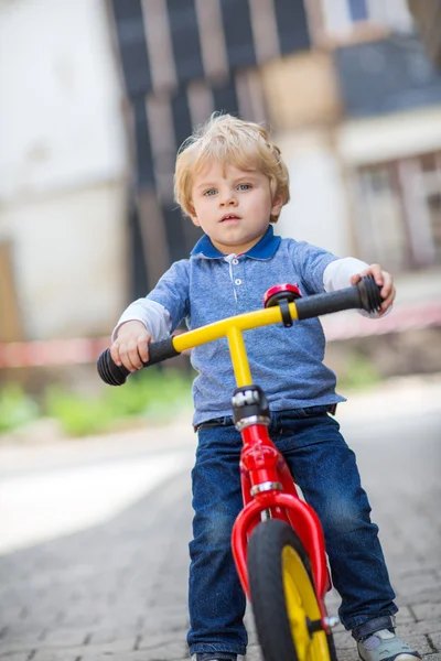 Niño de 2 años montado en su primera bicicleta —  Fotos de Stock