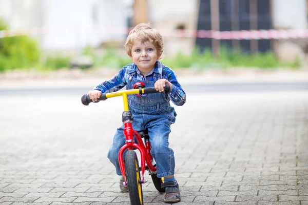 3 years old toddler riding on his first bike — Stock Photo, Image