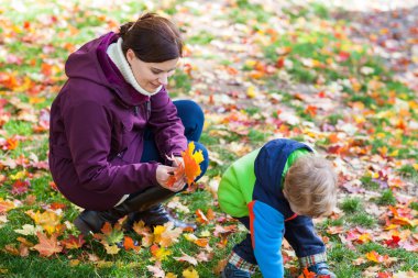 küçük sonbahar Park toddler anne çocuk ve genç