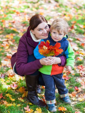 küçük sonbahar Park toddler anne çocuk ve genç