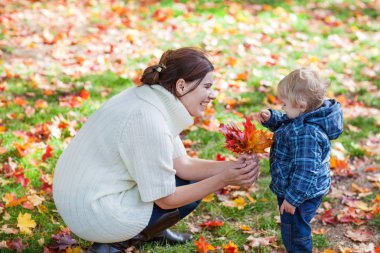 küçük sonbahar Park toddler anne çocuk ve genç