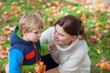 küçük sonbahar Park toddler anne çocuk ve genç