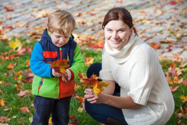 küçük sonbahar Park toddler anne çocuk ve genç