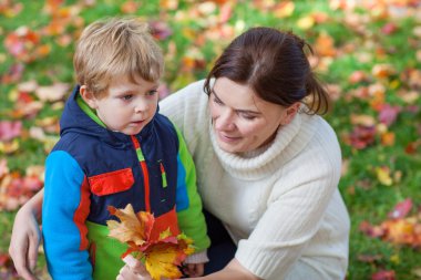 küçük sonbahar Park toddler anne çocuk ve genç