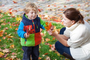 küçük sonbahar Park toddler anne çocuk ve genç