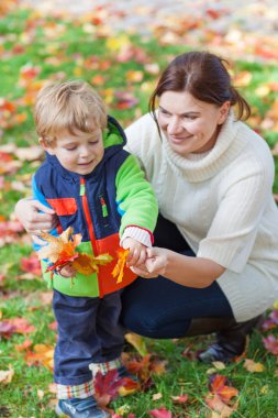 küçük sonbahar Park toddler anne çocuk ve genç