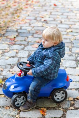 küçük çocuk oyuncak araba, açık havada oynuyor