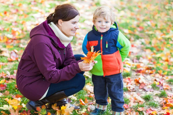 Küçük sonbahar Park toddler anne çocuk ve genç — Stok fotoğraf