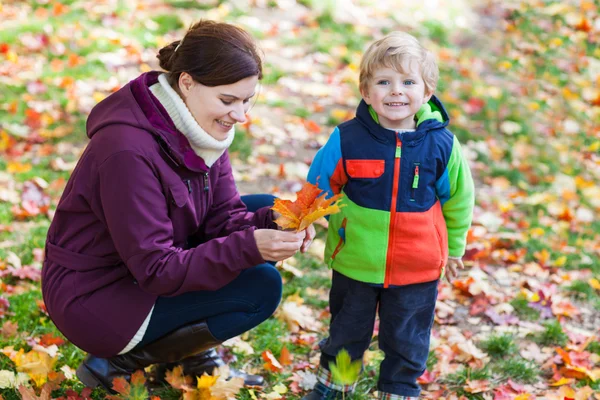 Μικρό μικρό παιδί αγόρι και μικρά μητέρα στο πάρκο φθινόπωρο — Φωτογραφία Αρχείου