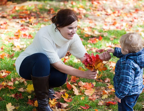 Küçük sonbahar Park toddler anne çocuk ve genç — Stok fotoğraf