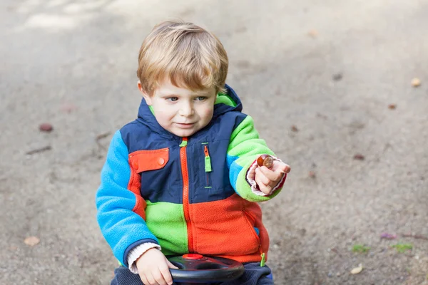 Menino no parque de outono — Fotografia de Stock