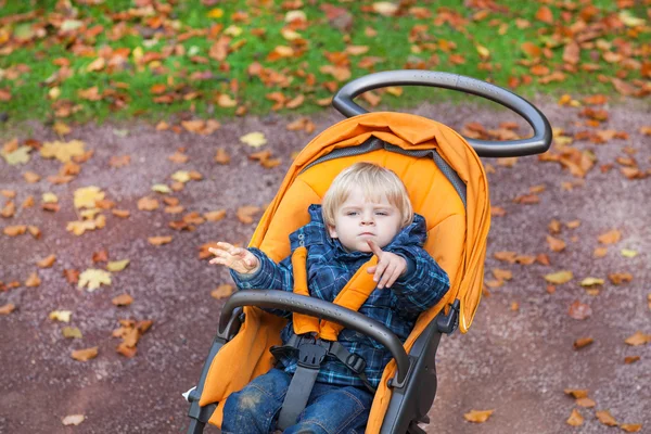 Retrato de niño pequeño en ropa de invierno — Foto de Stock